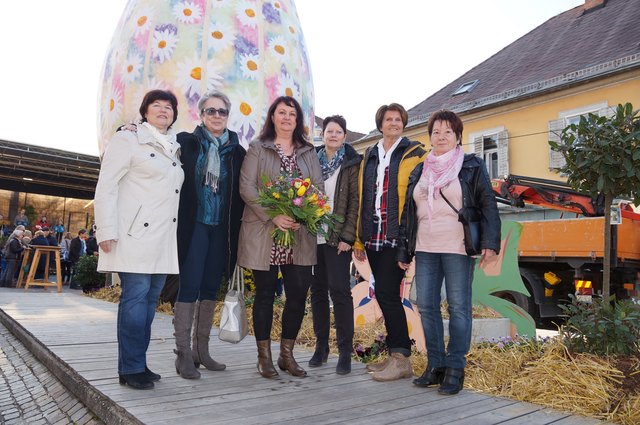 Die kreative Damenrunde um Eveline Kiegerl ist stolz auf das Riesenosterei, das jetzt den Deutschlandsberger Hauptplatz ziert.