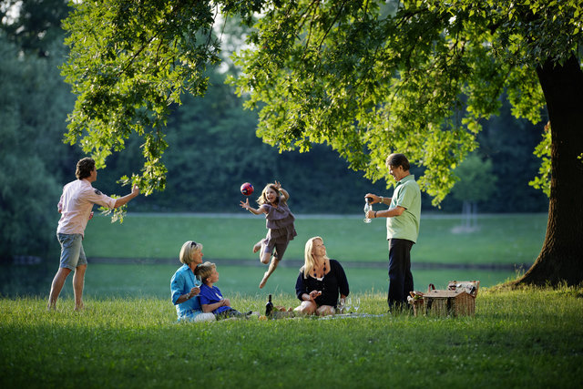 Ein idyllisches Picknick, Fuß- oder Volleyball-Spielen oder einfach als gemütlicher Treffpunkt – das Tullner Aubad bietet mit seinen weiten Flächen unzählige Freizeitmöglichkeiten in der freien Natur, auch vor der Schwimm-Saison. | Foto: Stadtgemeinde Tulln