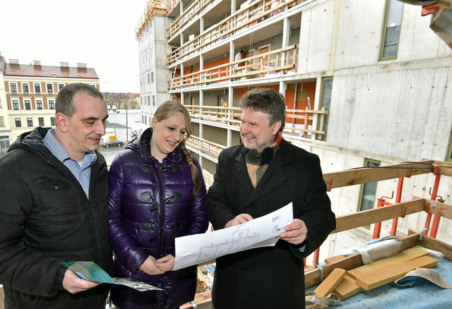 Wohnbaustadtrat Michael Ludwig mit dem Ehepaar Meixner, das sich für eine Wohnung in der Darnautgasse 10 interessiert. | Foto: PID/Jobst