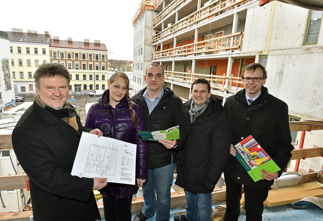 Halbzeit für den Bau der neuen Wohnhausanlage in der Meidlinger Darnautgasse 10: Wohnbaustadtrat Michael Ludwig, Familie Meixner, Bezirksvorsteherin-Stv. Wilfried Zankl und Eisenhof-Geschäftsführer Peter Roitner (v.l.). | Foto: PID/Jobst