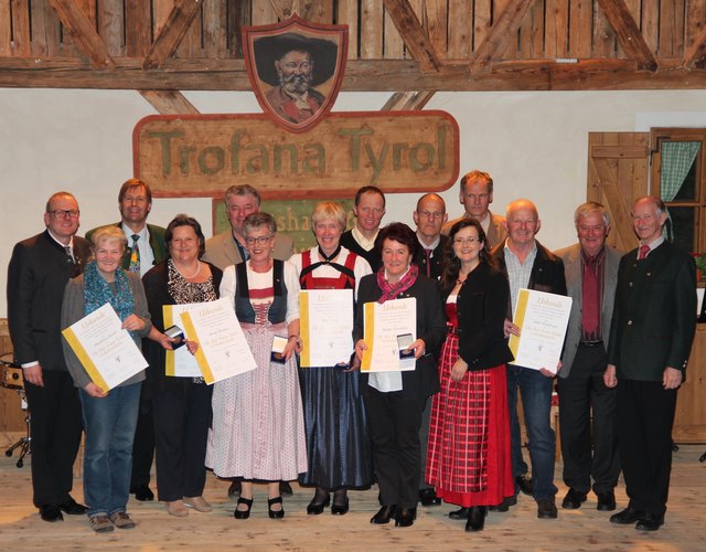Landesobmann Rupert Mayr (ganz rechts), LO-Stv. Doris Haidlen (4. v. r.), GF Manfred Putz (ganz links) und Kassier Helmuth Stubenvoll (2. v. l.) freuten sich mit den Ausgezeichneten über die höchste Ehrung des Verbandes, die Anton-Falch-Medaille. | Foto: Karin Bachmann