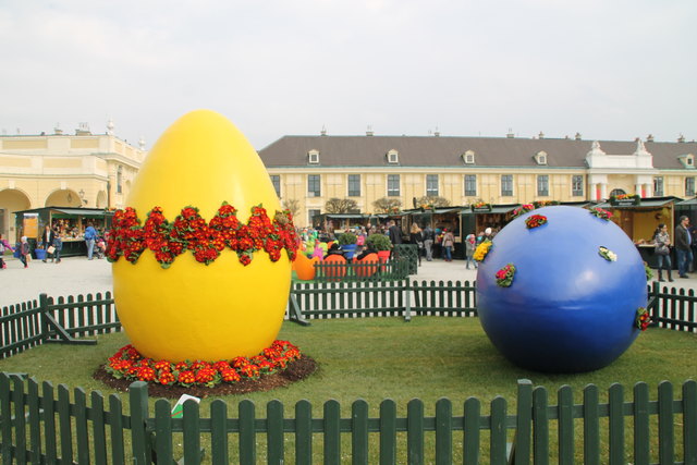 Ostermarkt vor imperialem Ambiente im Schloss Schönbrunn.