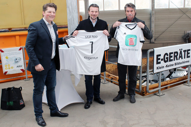 „Symvaro“-Chef DI Rudolf Ball, Entsorgungsreferent Wolfgang Germ und Abteilungsleiter Ing. Karl Weger (v.l.n.r.) freuen sich über 1.200 neue Müll App-User