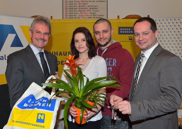 Landesrat Karl Wilfing, die Neumieter Lorena und Georg Schober und Bürgermeister Georg Hagl