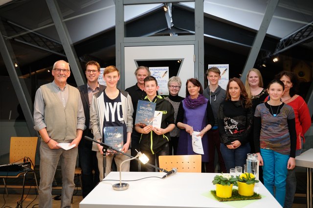 Am Foto v.l.n.r.: Obmann Hansjörg Hofer, Bgm. Christian Härting, Pascal Lutz, Prof.Mag.Dr. Josef Windegger, Wolfram Weisskopf, RR Sieglinde Kobler, Scarletti Ulrike, Elias Huemer, Barbara Weidinger, Viktoria Stöckl, Lena Westreicher, Nadja Fenneberg | Foto: Mario Brecher