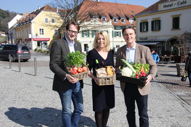 Vzbgm. Marcus Martschitsch, Stadtmarketing-Chefin Rita Schreiner und Vzbgm. Wolfgang Böhmer (v.l.) präsentierten den Altstadtmarkt Hartberg.