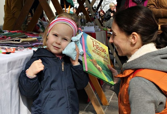 Lisa (li) freut sich auf ihre neuen Geschenke vom Ostermarkt.