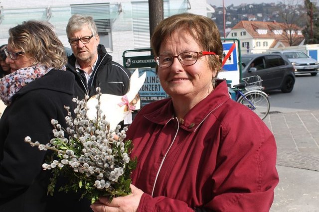 Gertraud möchte die Palmbuschen für Ostern erstehen.
