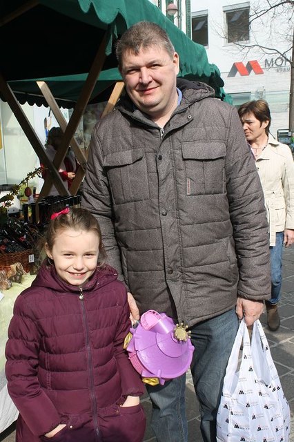 Raffaela mit Papa Roland sind gerne am Südtirolerplatz, wenn der Ostermarkt Einzug hält.