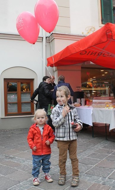 Lena und Dominik freuen sich ganz besonders auf Ostern.