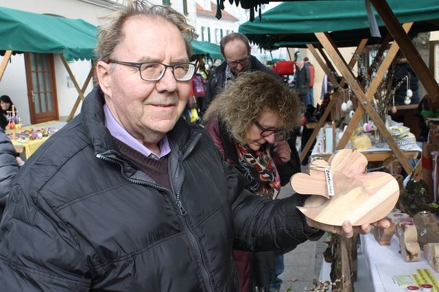 Karl Schantl ist mit seinen Kunstwerken aus erlesenen Holzarten extra aus dem Schwarzautal angereist. "Ich wollte immer schon auf dem Weizer Osternmarkt ausstellen. Die Stimmung ist toll, die Leute sind aufgeweckt."