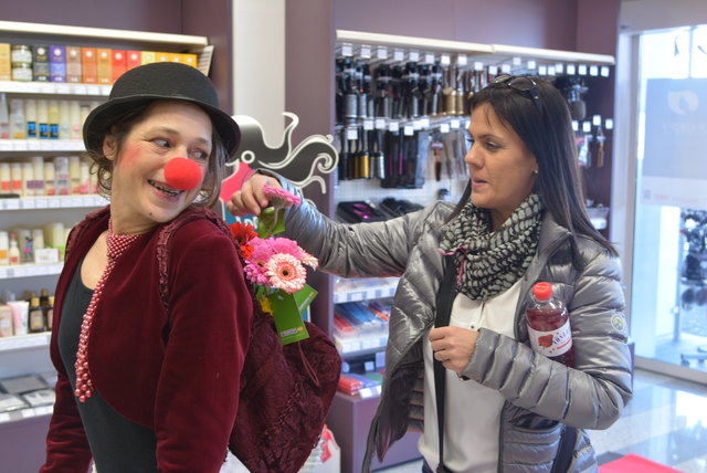 Es wurden Narzissen und andere Blumen an die Kunden bei den Herzenstagen vom Schaufenster Gleisdorf verteilt.