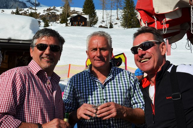 Hüttenwirt Peter Seidl (Mi.) gratulierte Sepp Anzinger (li.) und Sepp Neureiter (re.) zum Namenstag.
