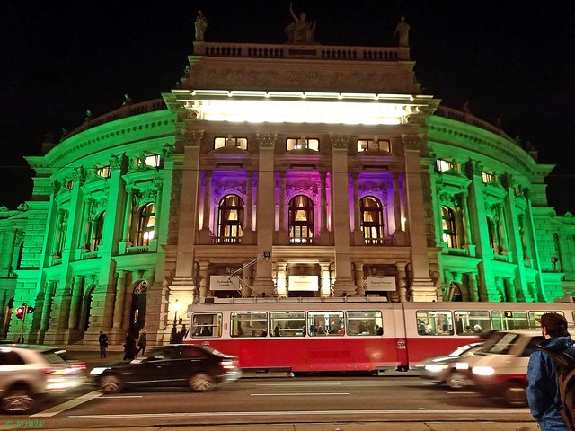 St. Patrick´s Day, der Nationalfeiertag der Iren wird international gefeiert, auch in Wien. Das Burgtheater wurde über 3 Tage (15.-17. März) abends in Grün erstrahlen. Bereits 2012 nahm das Burgtheater an den Feierlichkeiten teil. Damit reihte sich das Bu