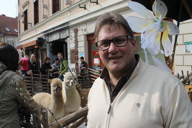 Johann Zierler ist mit seinen Alpakas angereist. "Peter Lohr und Roswitha Zierler gehören zu meinem Team. Unsere Alpakas sind noch ganz jung, und bei Klein und Groß schon so beliebt! Die Wolle ist aber auch außerordentlich weich."