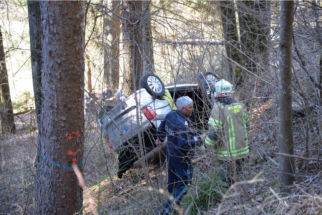 Der Fahrzeugabsturz im Bereich der Kronburger Schlucht endete glimpflich. | Foto: ZOOM-Tirol