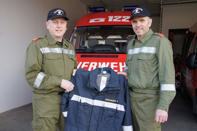 Der Kommandat der Feuerwehr Kasten Roland Vierlinger und Stellvertreter Kurt Hörschläger wollen grüne Dienstbekleidung behalten: Aus Spargründen. Blaue Schutzbekleidung ist aus Sicherheitsgründen gerechtfertigt.