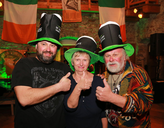 Daumen hoch auf die Paddy Night: Kai , Regina und Frank Goldbach.
