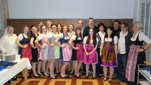 die Schülerinnen aus Bayern mit Betreuerin, die Schwestern und Mitarbeiterinnen des Klosters St. Barbara, Schwester Oberin Jacinta (ganz links) Bgm. Michael Cech und Vbgm. Franz Gruber