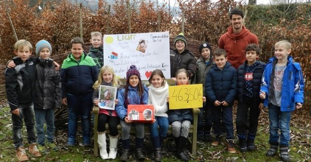 Die Schüler der 4B Klasse der Volksschule Allerheiligen zeigen stolz ihre Plakate und Flyer.