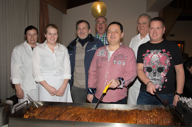 Beim Spanferkel: Heideline und Anita Jahner, Leo Handelberger, lsutige Hermann, Ludwig Buchinger, Ernst Jahner und Jürgen Schneider. | Foto: Schlüsselberger