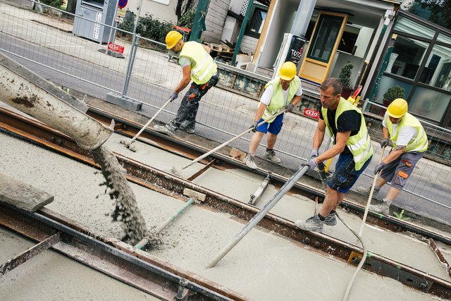 Auf einer Länge von fünf Kilometern werden heuer Straßenbahngleise erneuert. Gearbeitet wird auch nachts. | Foto: Stefan Diesner/Wiener Linien