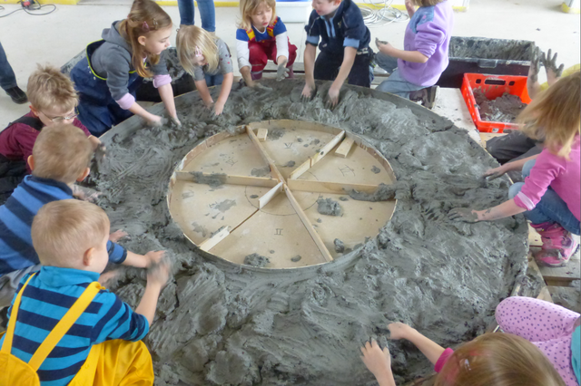 Beim Einschlagen des Tones in die Schalung.
