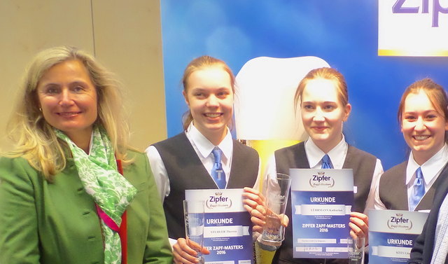 Direktorin Maria Wiesinger mit ihren "Meisterinnen" Theresa Stuhler, Katharina Lührmann und Lisa Kees.