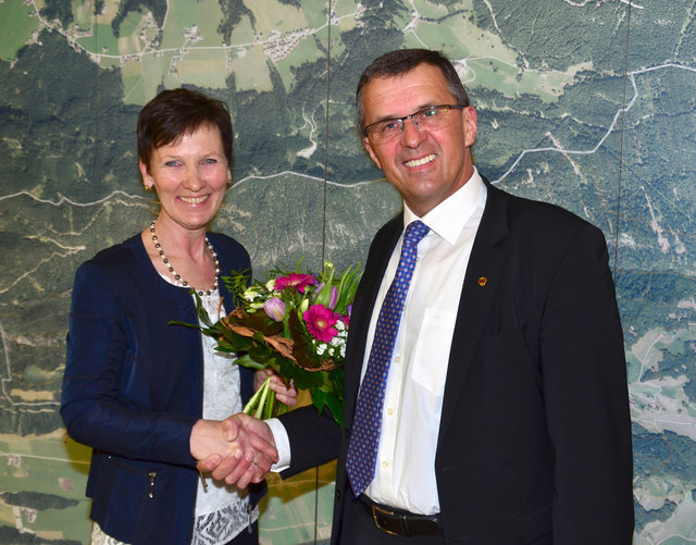 Frau an der Front: Martina Lichtmannegger wurde von Bürgermeister Alois Margreiter zur Vizebürgermeisterin von Breitenbach angelobt. | Foto: Gemeinde Breitenbach