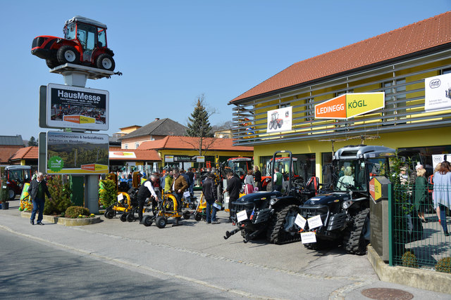 Bei traumhaften Wetter nutzten viele Besucher die Gelegenheit für fachkundigen Austausch. | Foto: Ledinegg-Kögl