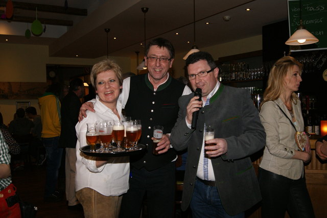 Monika und Sepp Hag und Willi Zotter (Brauerei Schrems) mit dem Hopferl No 1. | Foto: V. Hauer