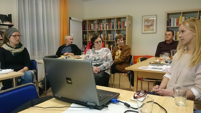 3. Künstlerischer Kaffee-Treff im Familienzentrum Dialog: Frau Marina Basać, leidenschaftliche Hobby-Fotografin aus Kroatien, stellte an diesem Abend sowohl sich selbst als auch ihr in zwei verschiedenen Ländern (Kroatien und Österreich) entstandenes umfa