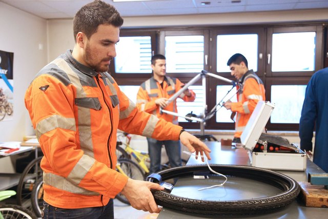 Die Jugendlichen aus Afghanistan bringen meist schon handwerkliches Geschick im Umgang mit Rädern mit. | Foto: Stadtschulrat Wien / Martin Votava