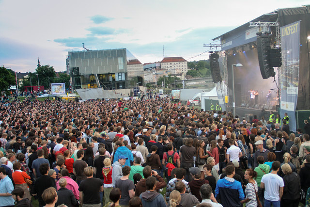 Das Linzfest ist eine der wenigen Veranstaltungen, die Kunst ohne die Barriere des Konsumzwangs zugänglich macht. | Foto: a_kep/subtext