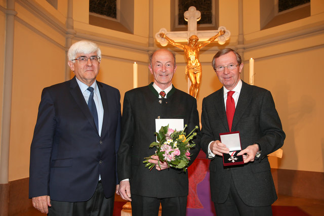 Bei der Verleihung des Verdienstzeichen des Landes Salzburg: Superintendentialkurator Eckart Fussenegger, Peter Brückner aus Bischofshofen und LH Wilfried Haslauer, | Foto: LMZ/Neumayr/SB