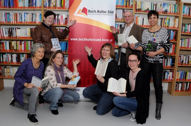 Sie vernetzen Bücherfreunde: vorne von links: Rose-Marie Lindqvist (Heiligenbrunn), Daniela Heinzl (Ollersdorf), Ingrid Hochwarter (Litzelsdorf), Silke Rois (Oberwart); hinten: Eveline Wilfinger (Deutsch Kaltenbrunn), Reinhard Karner (Wolfau), Denise Fisc | Foto: Buch Kultur Süd