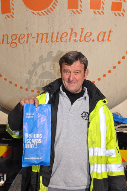 Konrad Enne liefert das Mehl der Langer Mühle an die Bäckerei Czihak und erfreut sich über das Frühstück der BEZIRKSBLÄTTER.