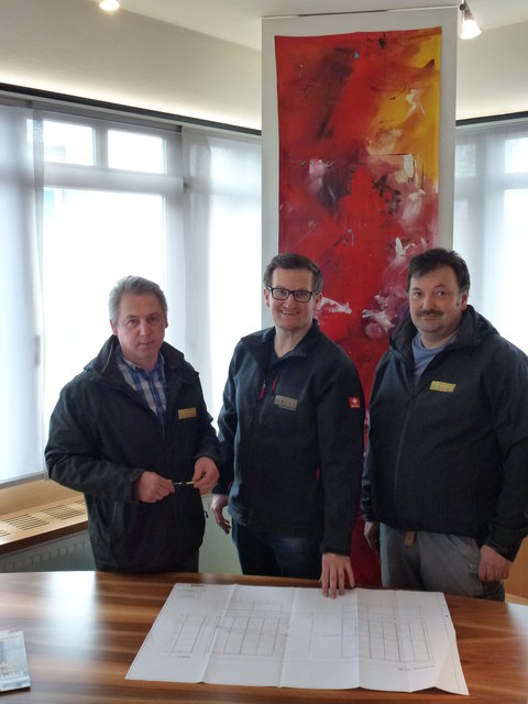 Planen mit Erfahrungsschatz: Reinhold Mörtlitz, Franz Hackl jun. (Prokurist) und Andreas Holzmann (v. l.). | Foto: Tischlerei Hackl