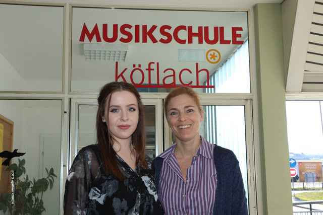 Laura Trolp mit Lehrerin Ingrid Niedermair-Miller vor der Musikschule. | Foto: KK