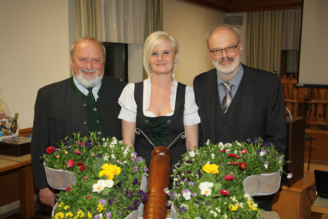 Gründungsobmann Gerhard Pömer (l.), scheidender Obmann Herbert Preslmaier (r.) und die neue Obfrau Sonja Maier. | Foto: Erwin Summerauer
