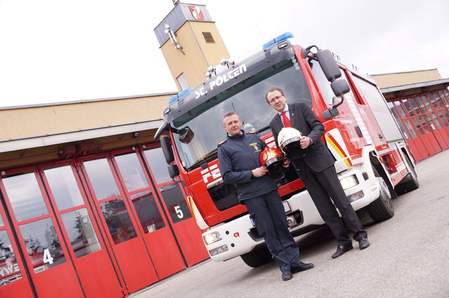 Landesfeuerwehrkommandant Dietmar Fahrafellner und Bürgermeister Matthias Stadler vor der Feuerwehrzentrale in St. Pölten.