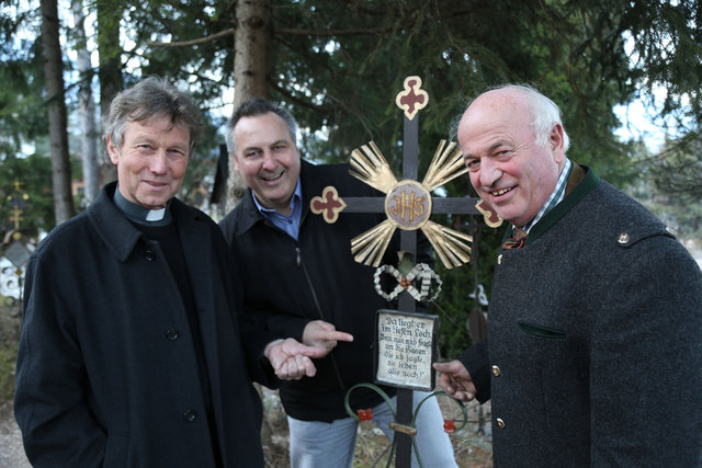 Von links: Dekan Mag. Franz Auer, Martin Reiter und Hans Guggenberger vor dem Grabspruch für einen Jäger aus Brandenberg in Tirol.