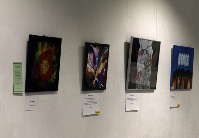 Unter dem Titel "Frieden" stellten zurzeit syrische Künstler ihre Kunstwerke in der HTL in der Anichstraße aus.  | Foto: MeinBezirk