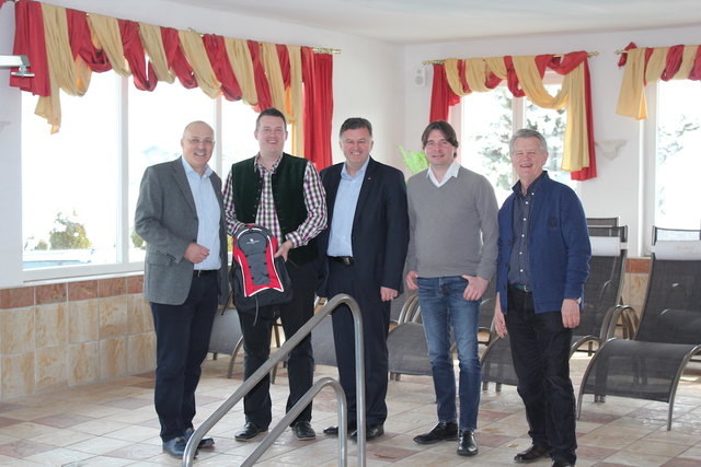 Harald Ager zeigte der Wirtschaftsbunddelegation sein Hotel in Itter und gab einen Einblick in die touristische Situation in kleinen Tourismusorten. | Foto: WB Huber
