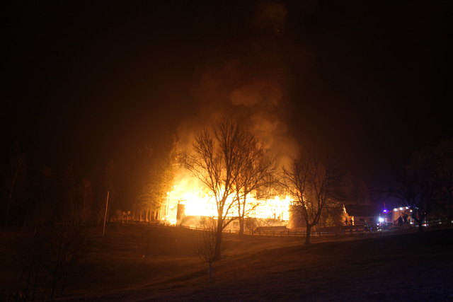 Das in Vollbrand stehende Wirtschaftsgebäude war von weitem schon sichtbar | Foto: www.feuerwehr-wolfsberg.at