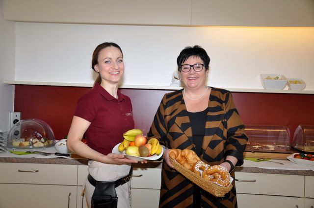 Josefine Plank und Cornelia Daurer präsentieren das genussvolle Frühstück des Hotels der Kartause Gaming.