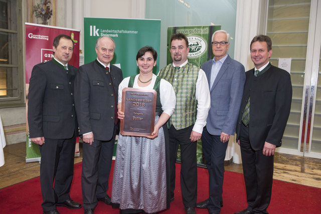 v.l.n.r.: Obmann "Gutes vom Bauernhof" Franz Deutschmann, Landesrat Johann Seitinger, Maria und Franz Schöninger, Wirtschaftsstadtrat Gerhard Rüsch, LK-Präsident Franz Titschenbacher