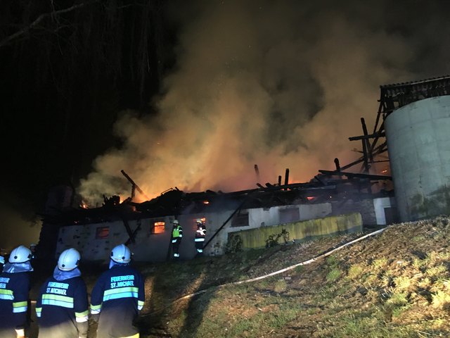 Das Stallgebäude brannte in der Nacht von Montag auf Dienstag aus unbekannter Ursache komplett ab | Foto: www.feuerwehr-wolfsberg.at