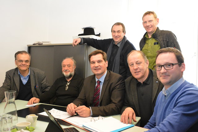 Verkehrssachverständiger Egmont Fuchs, Stadtrat Alfred Beyer, Bürgermeister Werner Krammer, Stadtrat Franz Sommer, Martin Heiligenbrunner (sitzend v.l.), Peter Herzog und Andreas Hirtenlehner (stehend v.l.) besprachen erste Ergebnisse der Verkehrszählu | Foto: Magistrat