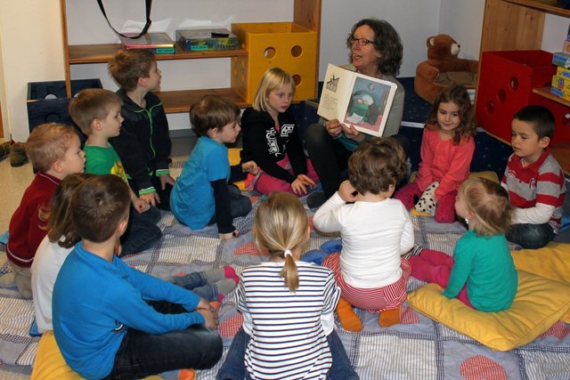 Martha Kogler liest den Kindern aus “Arthur und Anton“ vor. | Foto: privat